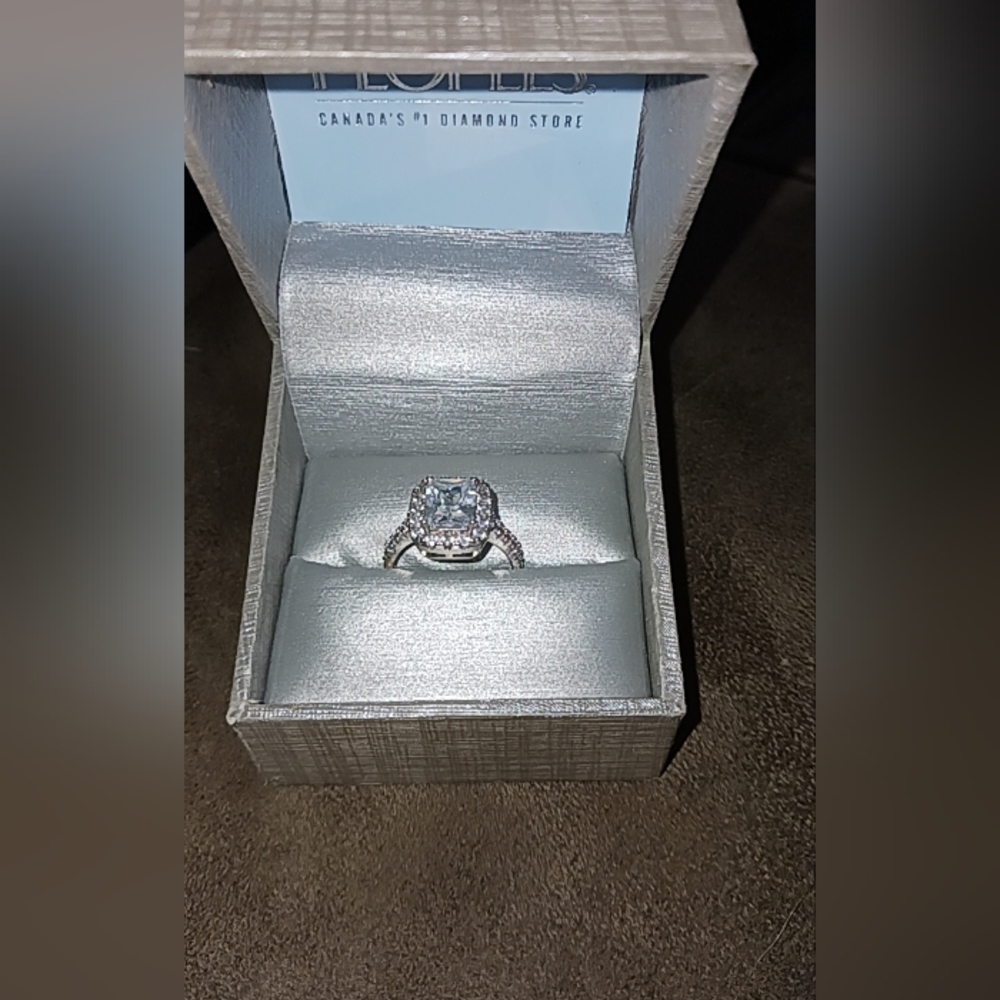14k white gold emerald/round cut ring